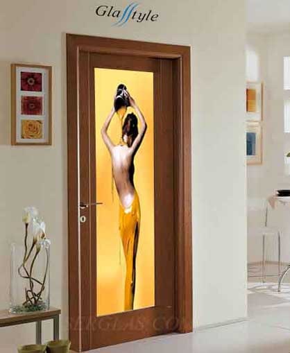 vetrata per porta in legno colorata antisfondamento