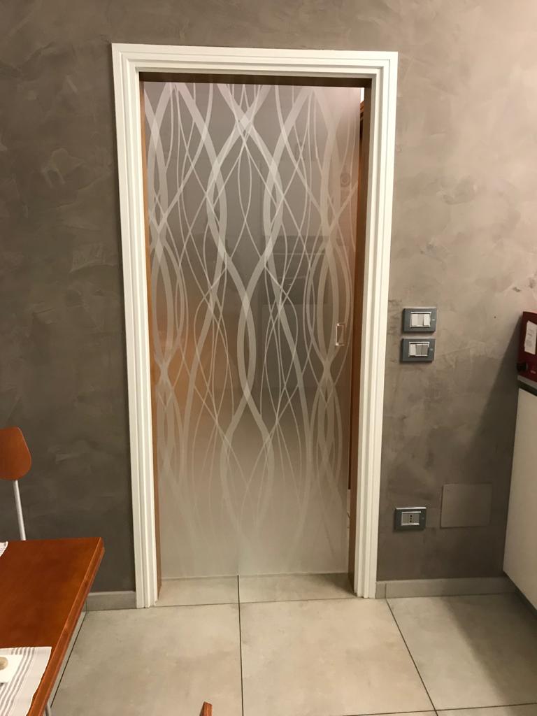 Porte in vetro , porte vetro , porte tuttovetro , porte scorrevoli in vetro , porte vetro scorrevoli, paraschizzi cucina, paraschizzi in vetro ,porte in vetro colorate , porte vetro colorate