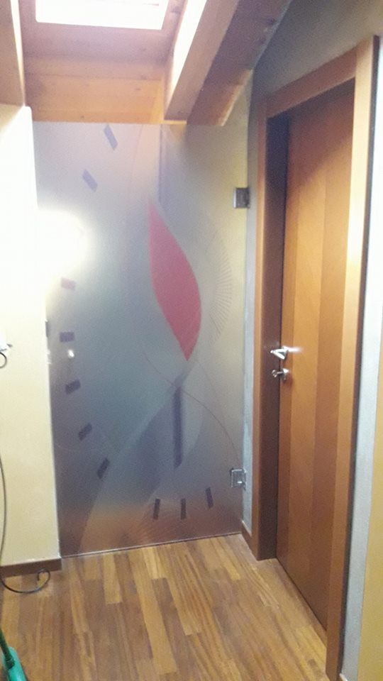 Art 07 con cerniere va e vieni installata a verona
realizzata su misura sottotetto mansardat porta scorrevole porta
arzignano vetreria vicenza vetreria verona ristrutturazione casa vetro
design serglas glasstyle e a scrigno doppie porta doppia eclisse porte
in vristallo vetreria
