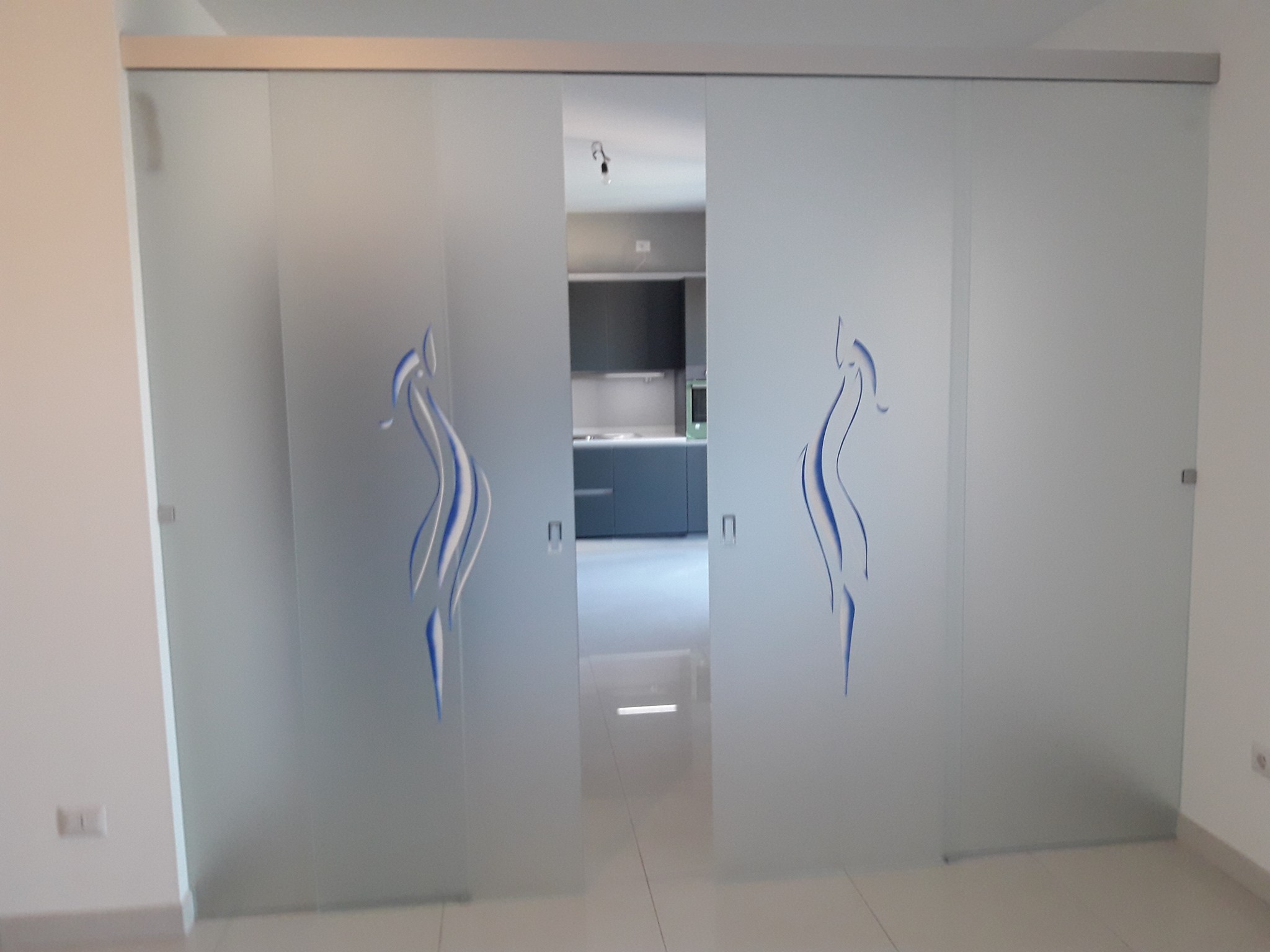 Doppia porta con decorazione vertice e vetri fissi laterali dimensione 380 cm x 240 porte tuttovetro acidate realizzate su misura playcolor porta scorrevole porta arzignano vetreria vicenza vetreria verona ristrutturazione casa vetro design serglas glasstyle e a scrigno doppie porta doppia eclisse porte in vristallo vetreria