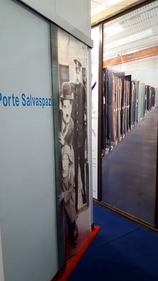 Donna rossa realizzata per una casa in PUGLIA spedizione in tutta Italia porta scorrevole porta arzignano vetreria vicenza vetreria verona ristrutturazione casa vetro design serglas glasstyle e a scrigno doppie porta doppia eclisse porte in vristallo vetreria