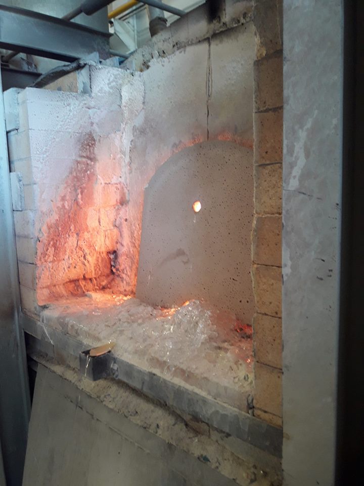 Fornace vetro rossa realizzata per una casa in PUGLIA spedizione in tutta Italia porta scorrevole porta arzignano vetreria vicenza vetreria verona ristrutturazione casa vetro design serglas glasstyle e a scrigno doppie porta doppia eclisse porte in vristallo vetreria
