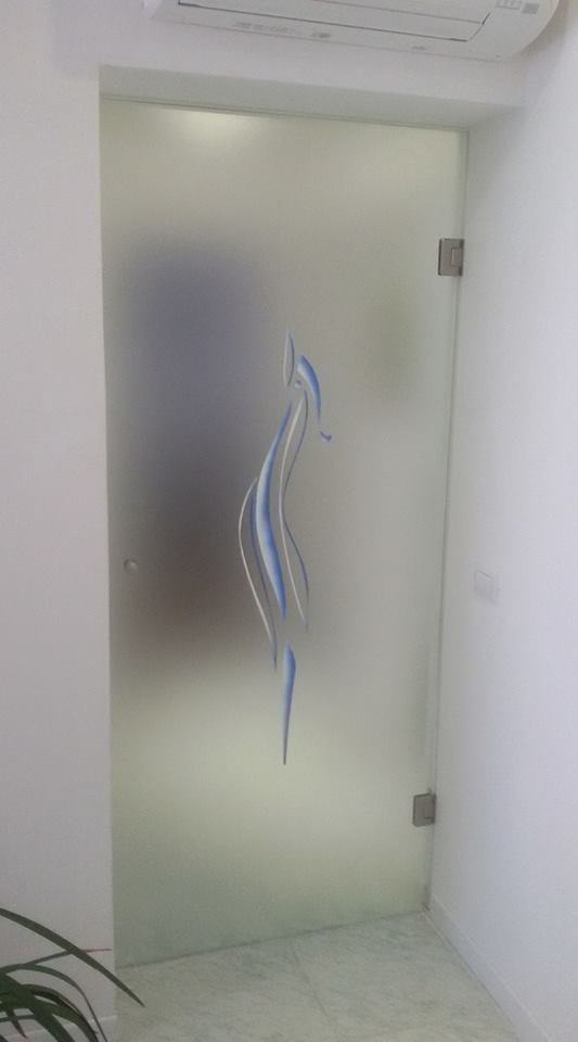 Modello Vertice blu con sistema va e vieni la porta tuttovetro che non ha un senso di apertura canneto con farfalle porta tuttovetro stratificata 5+5 acidataDonna rossa realizzata per una casa in PUGLIA spedizione in tutta Italia porta scorrevole porta arzignano vetreria vicenza vetreria verona ristrutturazione casa vetro design serglas glasstyle e a scrigno doppie porta doppia eclisse porte in vristallo vetreria