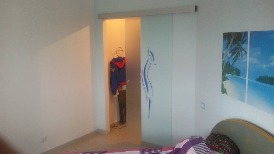 Modello Vertice porta tuttovetro per cabina armadio muro in cartongessoModello canneto con farfalle porta tuttovetro stratificata 5+5 acidataDonna rossa realizzata per una casa in PUGLIA spedizione in tutta Italia porta scorrevole porta arzignano vetreria vicenza vetreria verona ristrutturazione casa vetro design serglas glasstyle e a scrigno doppie porta doppia eclisse porte in vristallo vetreria