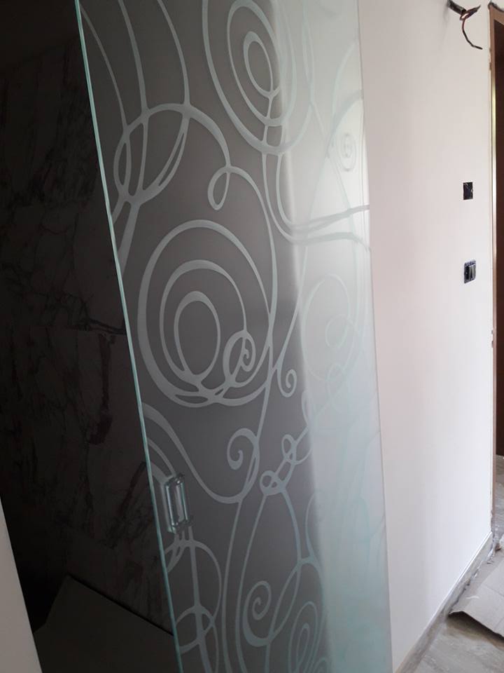 POrta tuttovetro particolare lavorazione Modello Althea maniglia trasparente applicata serglas glassyle porte tuttovetro su misura vetrate per porta in legno TRIESTE con farfalle porta tuttovetro stratificata 5+5 acidataDonna rossa realizzata per una casa in PUGLIA spedizione in tutta Italia porta scorrevole porta arzignano vetreria vicenza vetreria verona ristrutturazione casa vetro design serglas glasstyle e a scrigno doppie porta doppia eclisse porte in vristallo vetreria