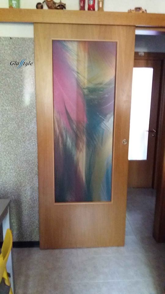 Piume colorate vetrate per porta in legno TRIESTE con farfalle porta tuttovetro stratificata 5+5 acidataDonna rossa realizzata per una casa in PUGLIA spedizione in tutta Italia porta scorrevole porta arzignano vetreria vicenza vetreria verona ristrutturazione casa vetro design serglas glasstyle e a scrigno doppie porta doppia eclisse porte in vristallo vetreria