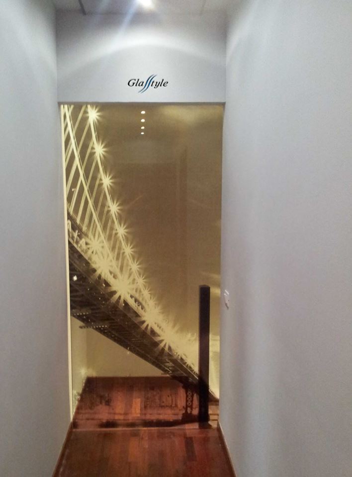 Ponte di brooklin scorrevole eserno muro divisorio scala piano superiore con farfalle porta tuttovetro stratificata 5+5 acidataDonna rossa realizzata per una casa in PUGLIA spedizione in tutta Italia porta scorrevole porta arzignano vetreria vicenza vetreria verona ristrutturazione casa vetro design serglas glasstyle e a scrigno doppie porta doppia eclisse porte in vristallo vetreria