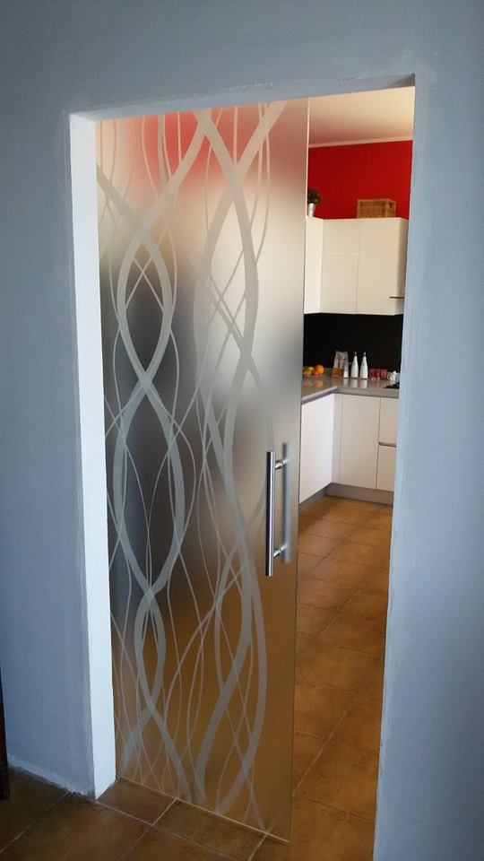 Porta temperata acidata con sabbiatura modello fili porte in vetro immagini stampa serglasstyle arredo arredare ristrutturazione vicenza bergamo verona rovigo reggio emilia porta a vetro scorrevole design immagine stampata vetreria verona vetreria vicenza vetreria arzignano vetreria padova scrigno eclisse porte tuttovetro