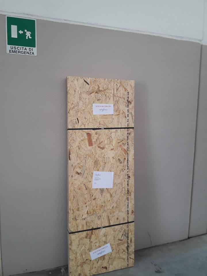 serglas glasstyle porte vetro vetreria veneziaPiume colorate vetrate per porta in legno TRIESTE con farfalle porta tuttovetro stratificata 5+5 acidataDonna rossa realizzata per una casa in PUGLIA spedizione in tutta Italia porta scorrevole porta arzignano vetreria vicenza vetreria verona ristrutturazione casa vetro design serglas glasstyle e a scrigno doppie porta doppia eclisse porte in vristallo vetreria