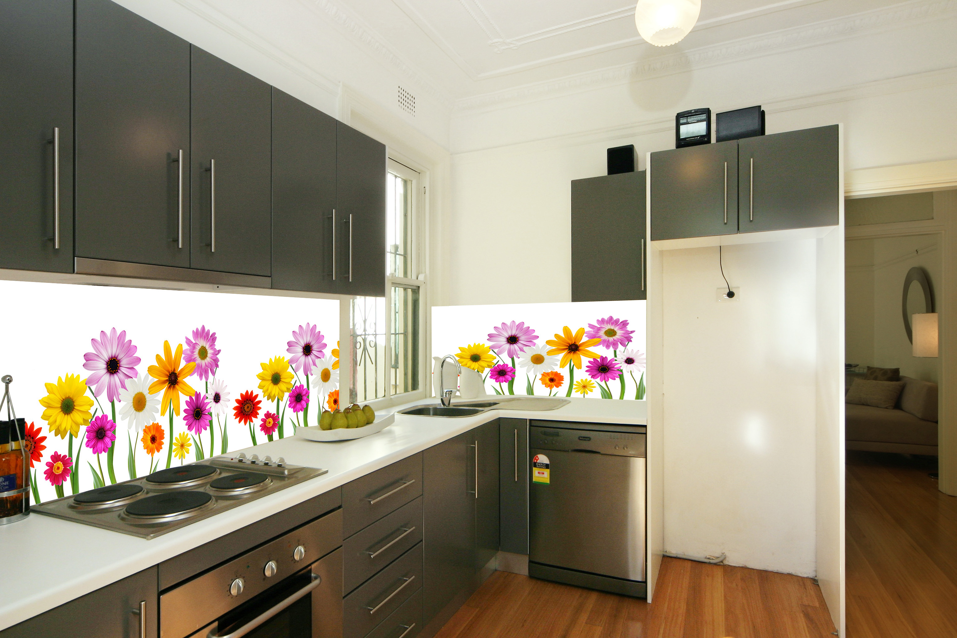 cucina con fiori in vetro moderna frontale cucina in vetro stampato stampa su vetri cucina moderna ristrutturazione porte a vetri quadri immagini stampe su porte vetrovicenza bergamo verona rovigo reggio emilia porta a vetro scorrevole design immagine stampata vetreria verona vetreria vicenza vetreria arzignano vetreria padova scrigno eclisse porte tuttovetro