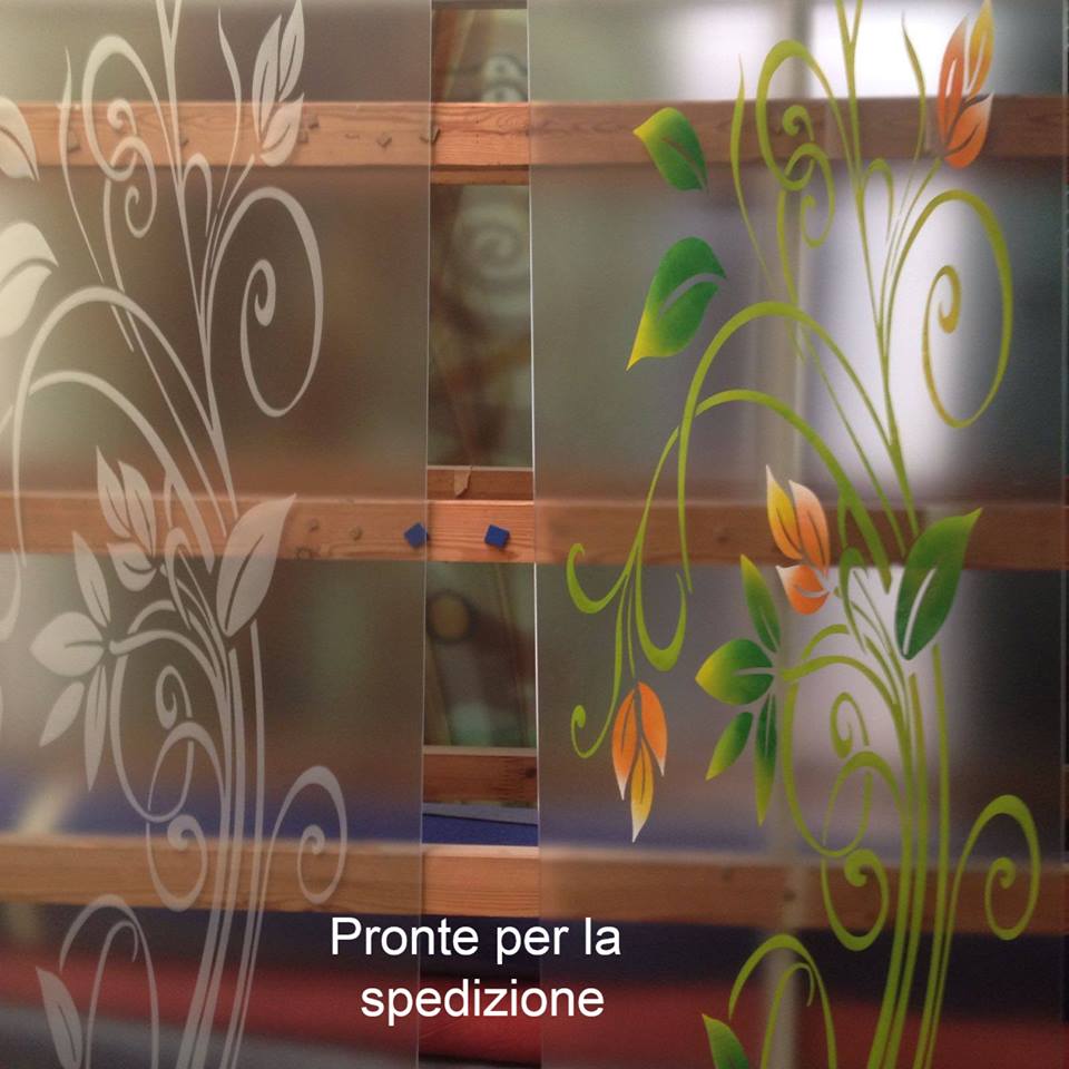 glasstle serglas porte e vetrate artistiche in vetro venezia vicenza Donna rossa realizzata per una casa in PUGLIA spedizione in tutta Italia porta scorrevole porta arzignano vetreria vicenza vetreria verona ristrutturazione casa vetro design serglas glasstyle e a scrigno doppie porta doppia eclisse porte in vristallo vetreria