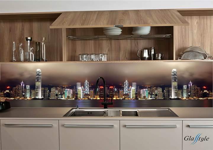 frontale cucina glasstyle cucina moderna porta a vetroscorrevoli serglas veneziavicenza bergamo verona rovigo reggio emilia porta a vetro scorrevole design immagine stampata vetreria verona vetreria vicenza vetreria arzignano vetreria padova scrigno eclisse porte tuttovetro