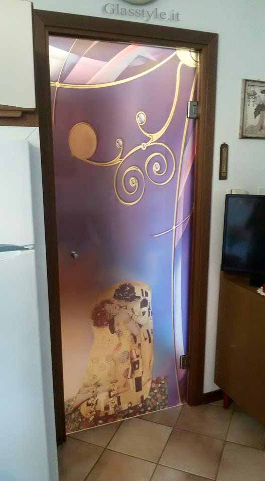 tuttovetro a battente con immagine bacio di klimt realizzata su misura per una porta in legno serglas glasstyle porte vetro vetreria veneziaPiume colorate vetrate per porta in legno TRIESTE con farfalle porta tuttovetro stratificata 5+5 acidataDonna rossa realizzata per una casa in PUGLIA spedizione in tutta Italia porta scorrevole porta arzignano vetreria vicenza vetreria verona ristrutturazione casa vetro design serglas glasstyle e a scrigno doppie porta doppia eclisse porte in vristallo vetreria