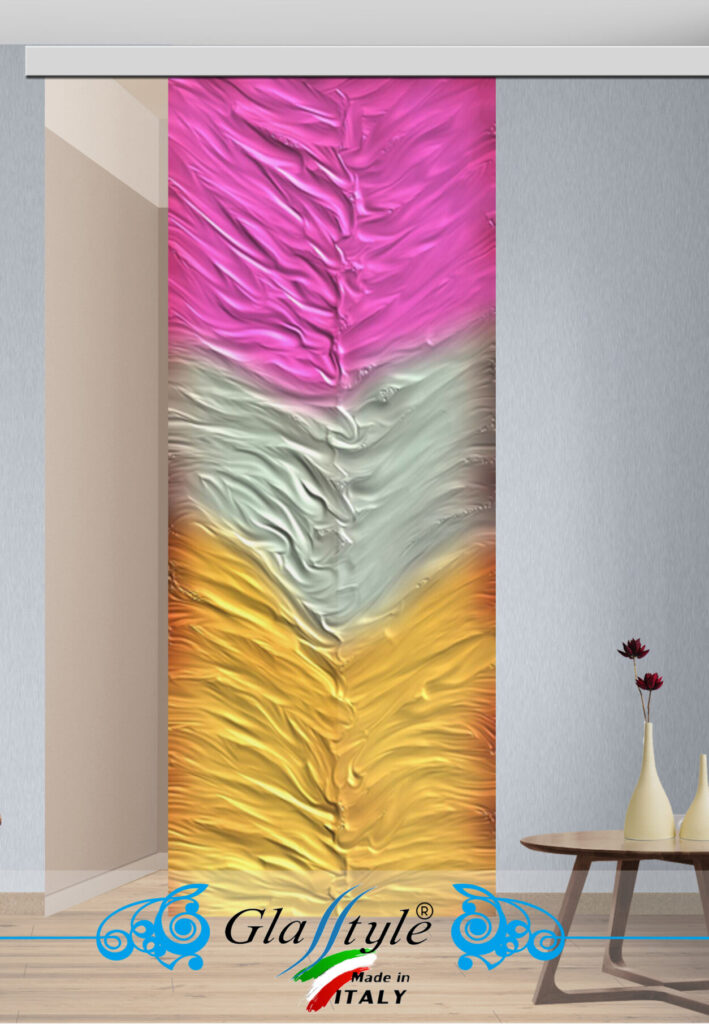 Porta scorrevole in vetro decorata con un'opera d'arte colorata in un ambiente interno.