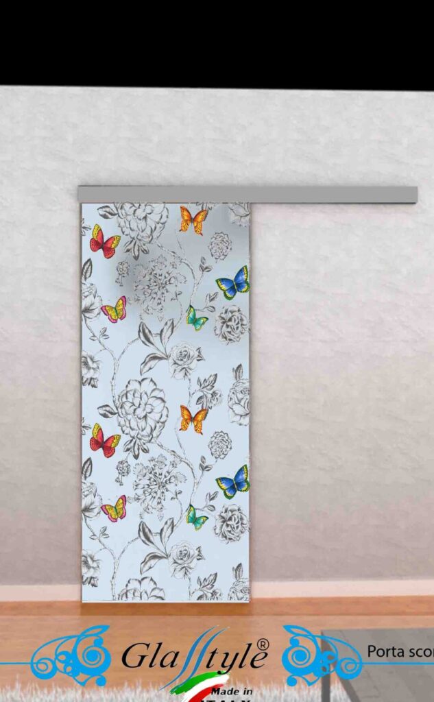 Porta scorrevole in vetro decorata con un'opera d'arte colorata in un ambiente interno.