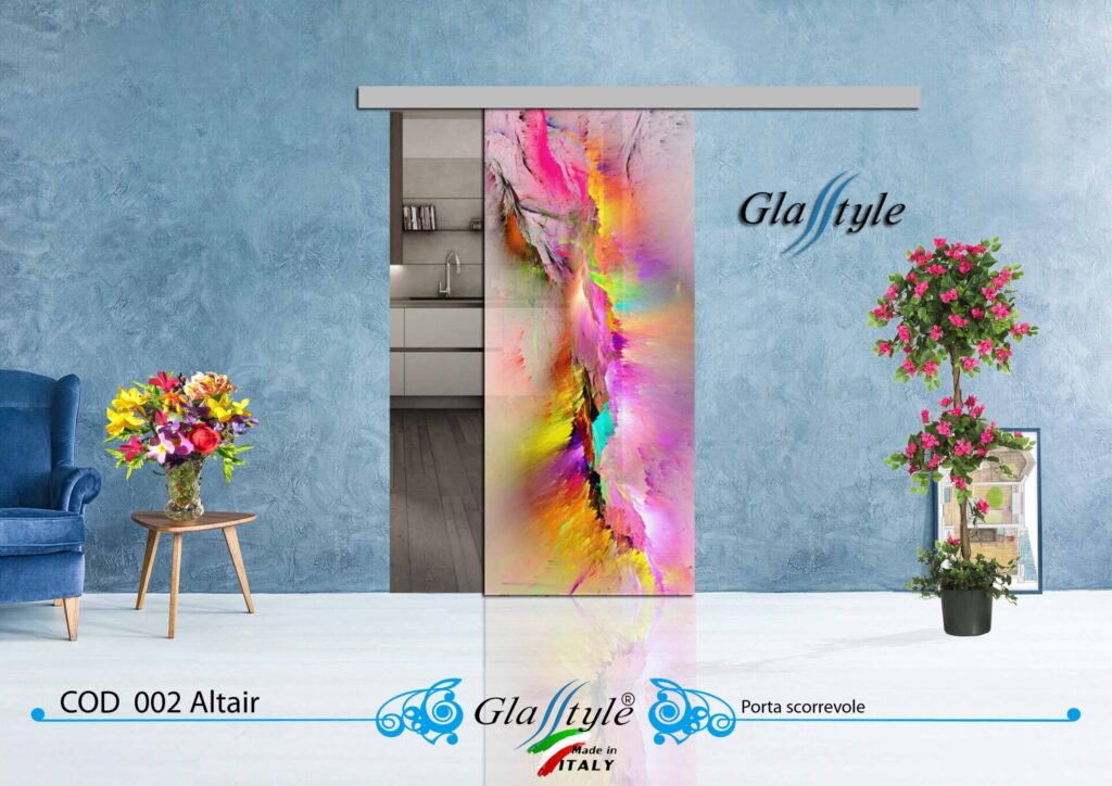 Porta scorrevole in vetro decorata con un'opera d'arte colorata in un ambiente interno.