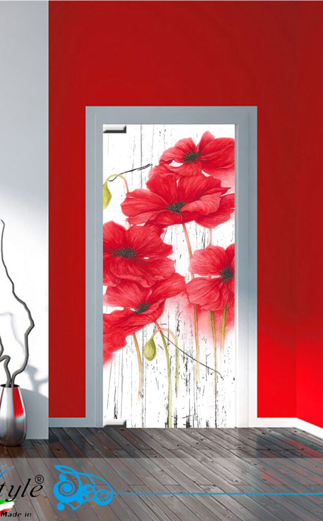 Porta scorrevole in vetro decorata con un'opera d'arte colorata in un ambiente interno.