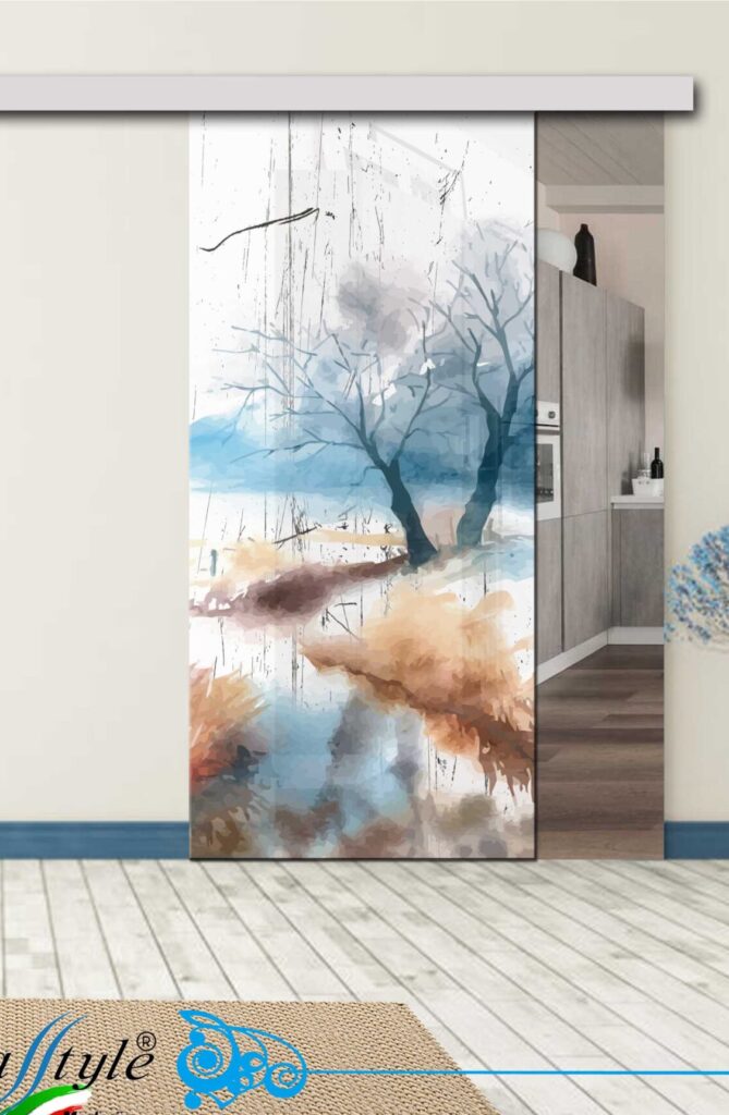 Porta scorrevole in vetro decorata con un'opera d'arte colorata in un ambiente interno. 0021-BELLISSIME-PORTE-IN-VETRO-SCORREVOLI-RISTRUTTURAZIONE-CASA