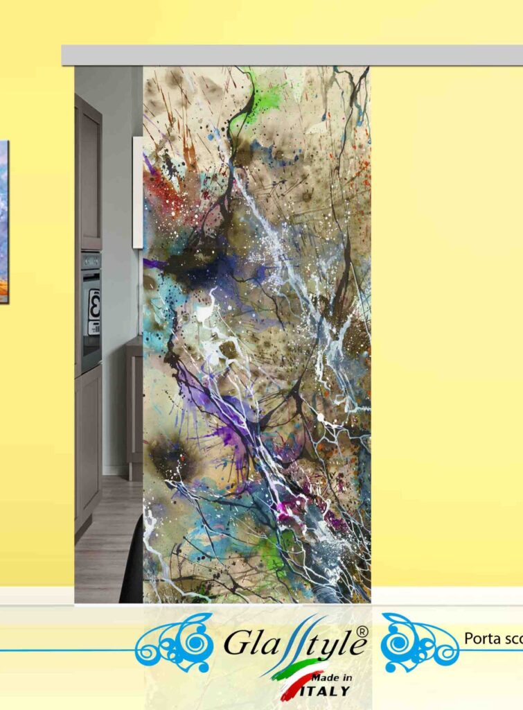 Porta scorrevole in vetro decorata con un'opera d'arte colorata in un ambiente interno. 0022bellissima-porta-in-vetro-colorata-scorrevole-casa-muro