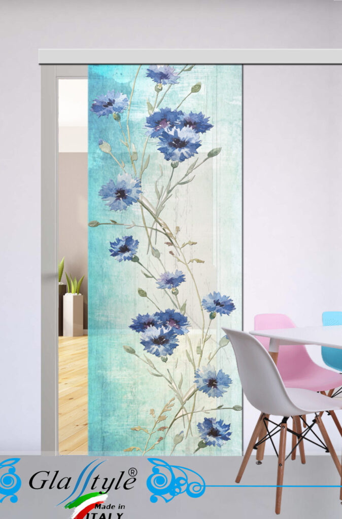 Porta scorrevole in vetro decorata con un'opera d'arte colorata in un ambiente interno. porta design d'autore 0027