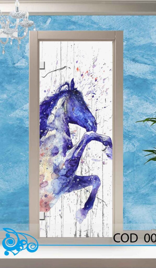 Porta scorrevole in vetro decorata con un'opera d'arte colorata in un ambiente interno. porta vetro scorrevole 0028