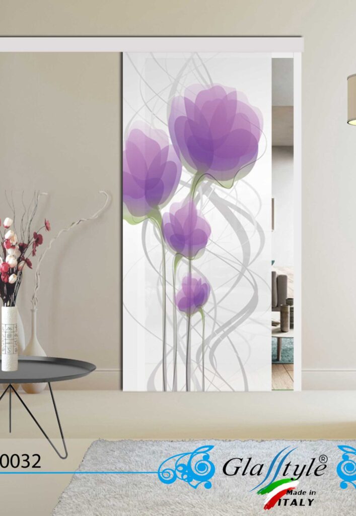 Porta scorrevole in vetro decorata con un'opera d'arte colorata in un ambiente interno.