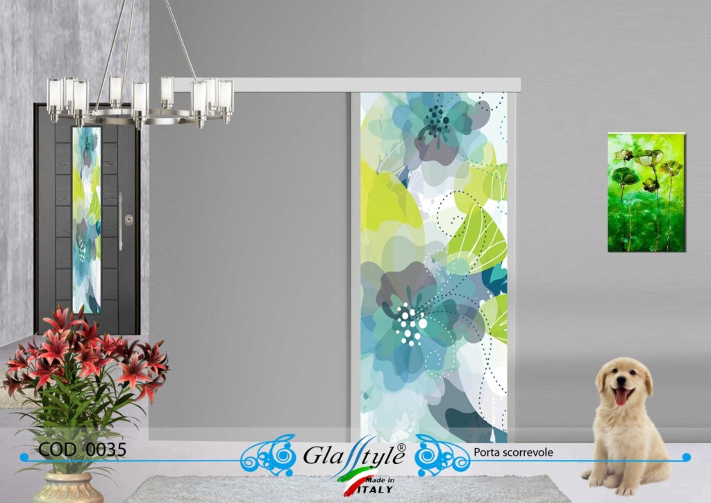 Porta scorrevole in vetro decorata con un'opera d'arte colorata in un ambiente interno.