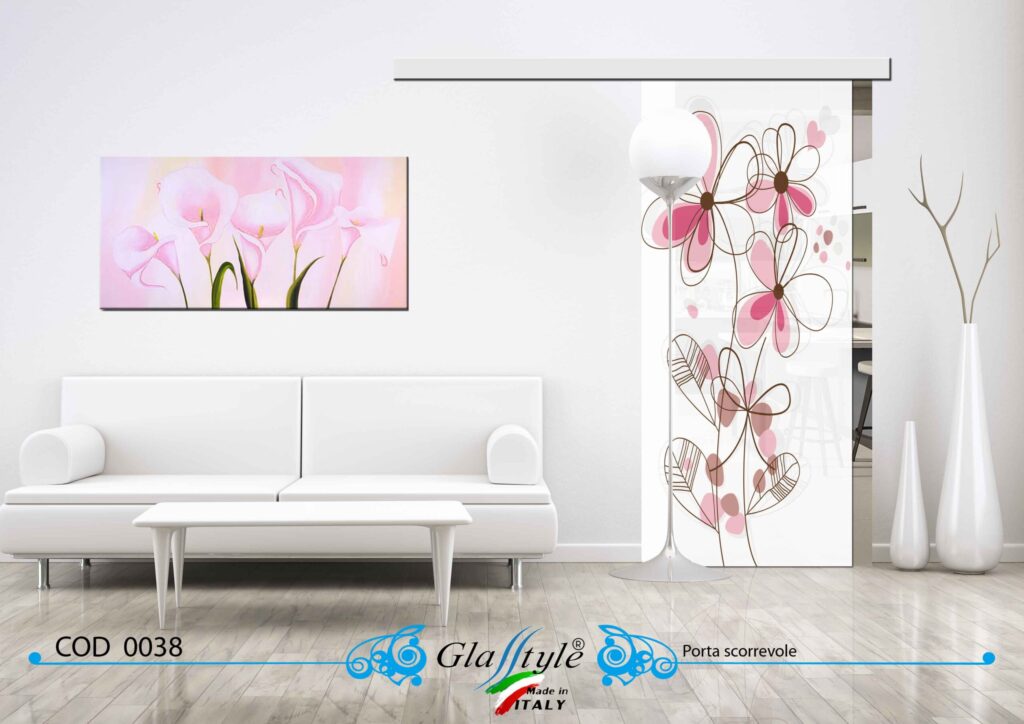 Porta scorrevole in vetro decorata con un'opera d'arte colorata in un ambiente interno.