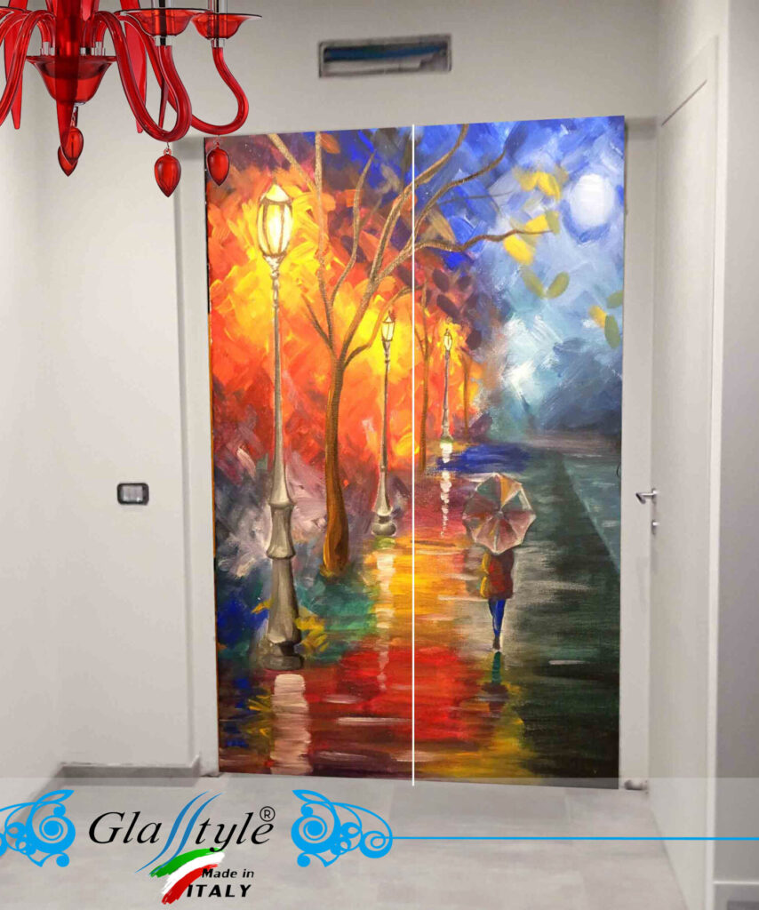 Porta scorrevole in vetro decorata con un'opera d'arte colorata in un ambiente interno.