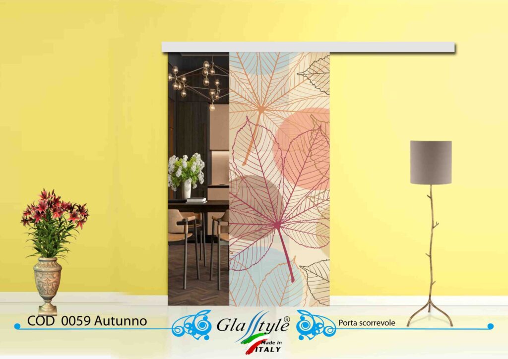 Porta scorrevole in vetro decorata con un'opera d'arte colorata in un ambiente interno.