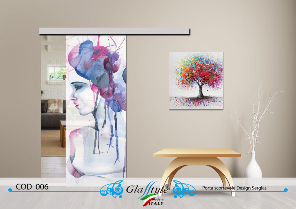 Porta scorrevole in vetro decorata con un'opera d'arte colorata in un ambiente interno.