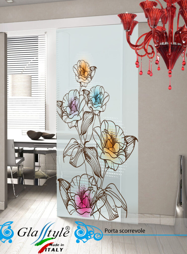 Porta scorrevole in vetro decorata con un'opera d'arte colorata in un ambiente interno.