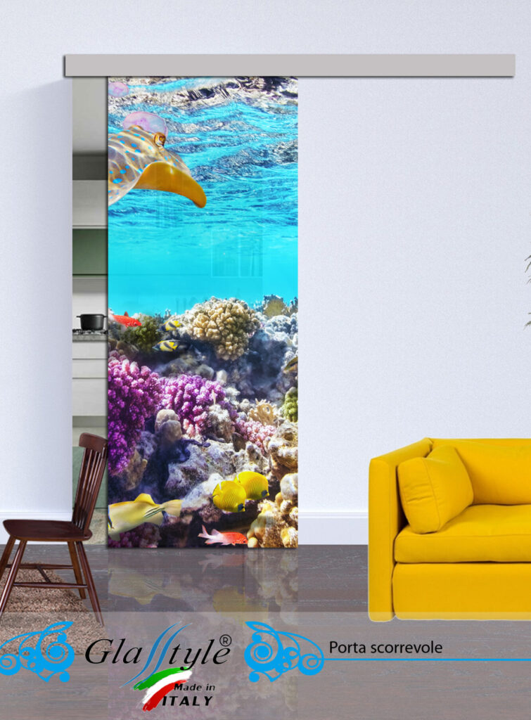 Porta scorrevole in vetro decorata con un'opera d'arte colorata in un ambiente interno.