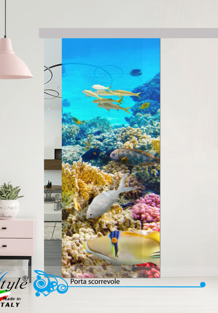 Porta scorrevole in vetro decorata con un'opera d'arte colorata in un ambiente interno.