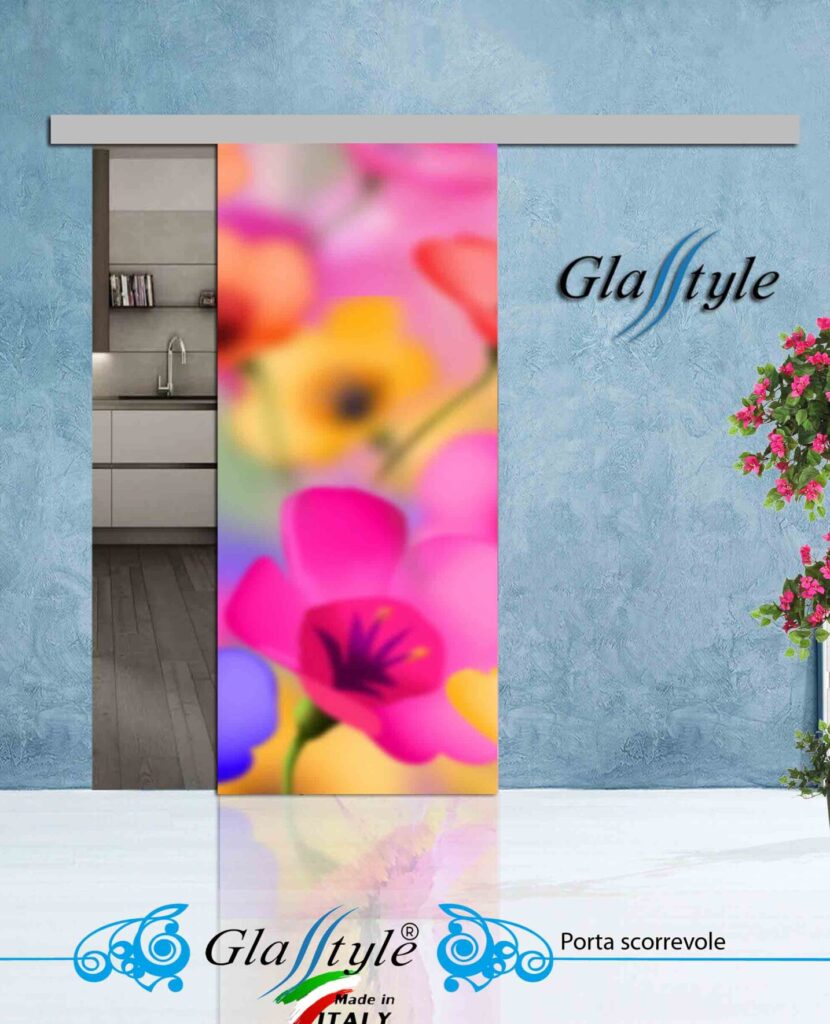 Porta scorrevole in vetro decorata con un'opera d'arte colorata in un ambiente interno.