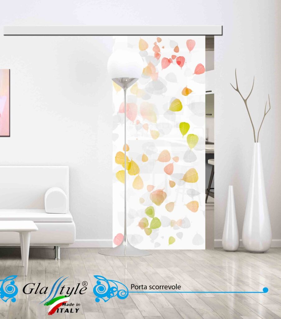 Porta scorrevole in vetro decorata con un'opera d'arte colorata in un ambiente interno.