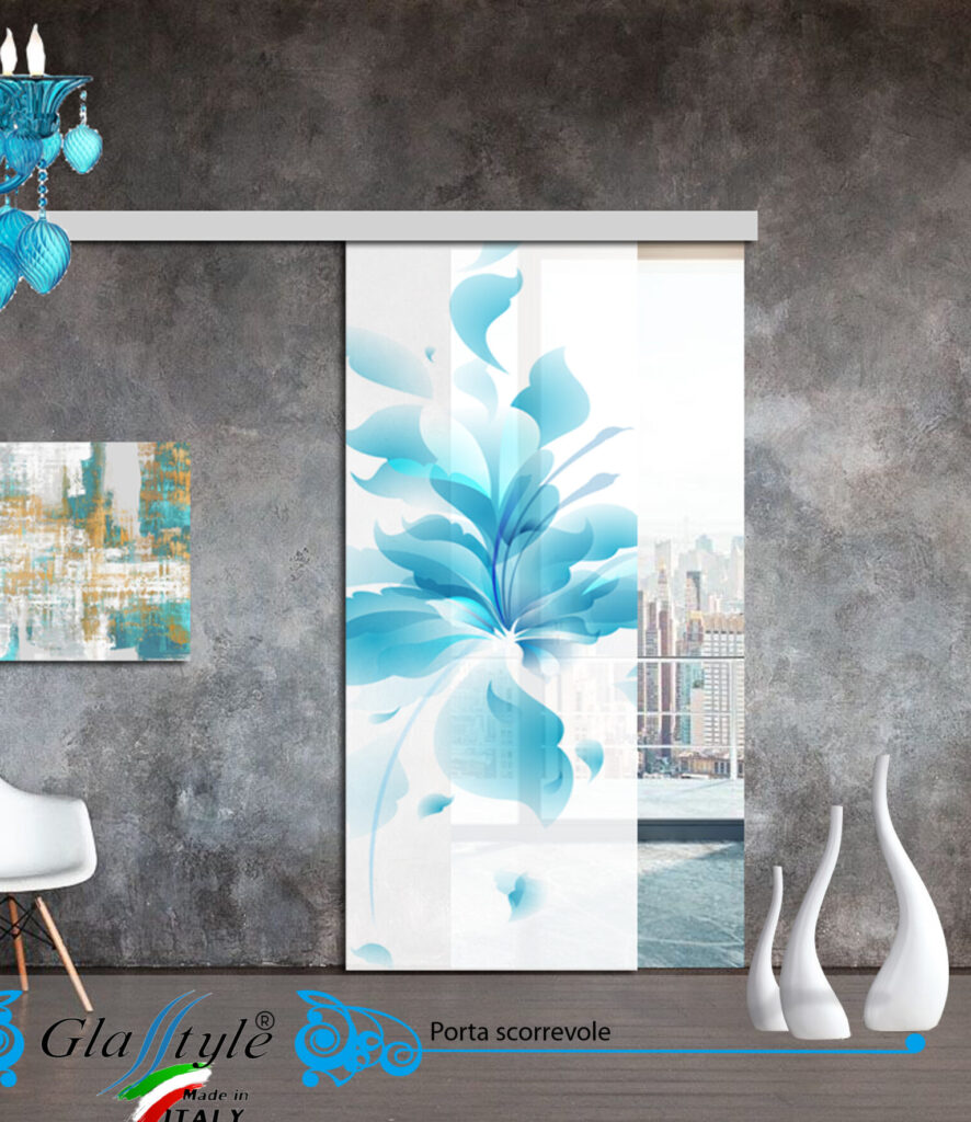 Porta scorrevole in vetro decorata con un'opera d'arte colorata in un ambiente interno.