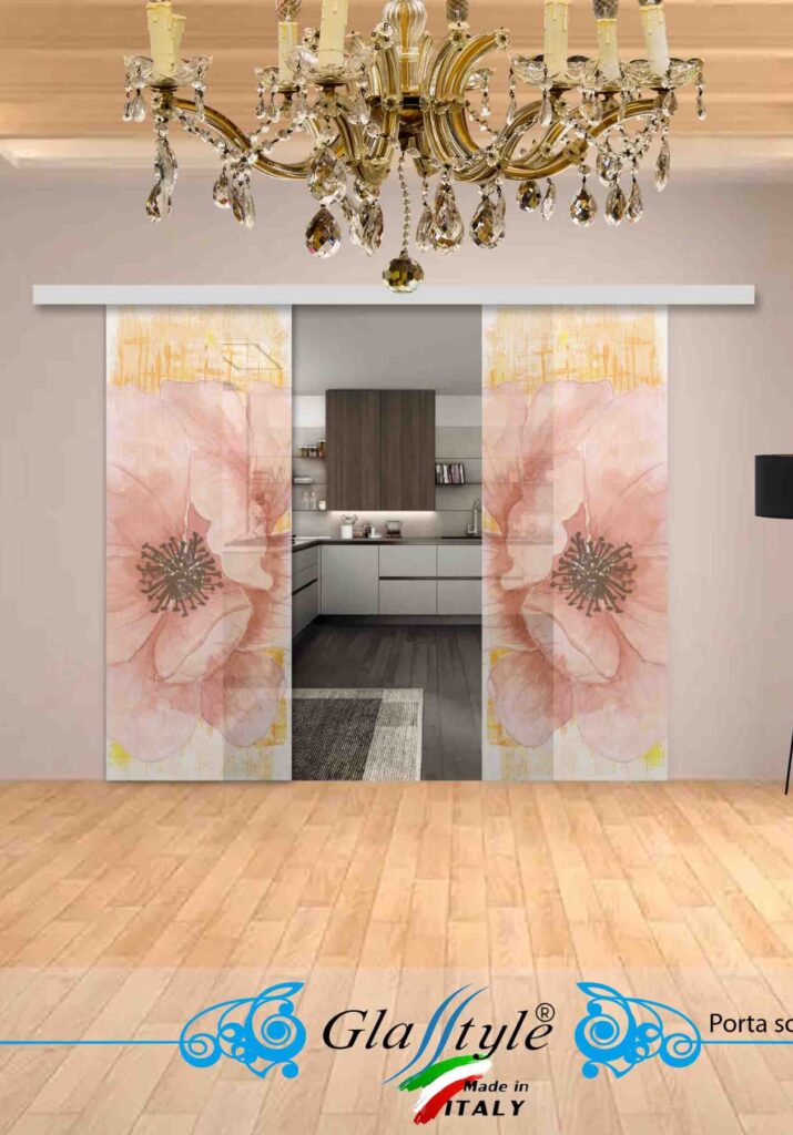 Porta scorrevole in vetro decorata con un'opera d'arte colorata in un ambiente interno.
