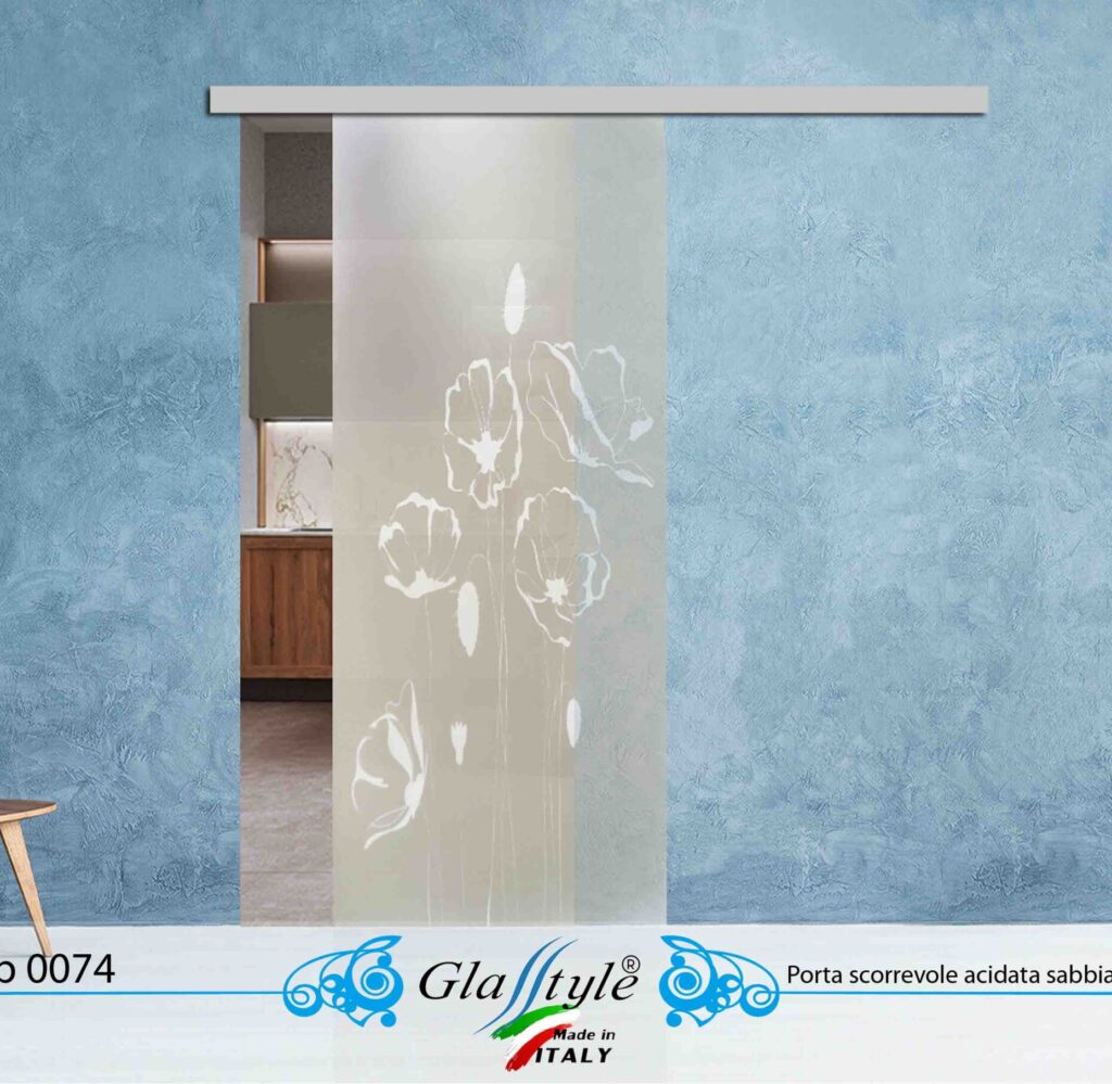 Porta scorrevole in vetro decorata con un'opera d'arte colorata in un ambiente interno.