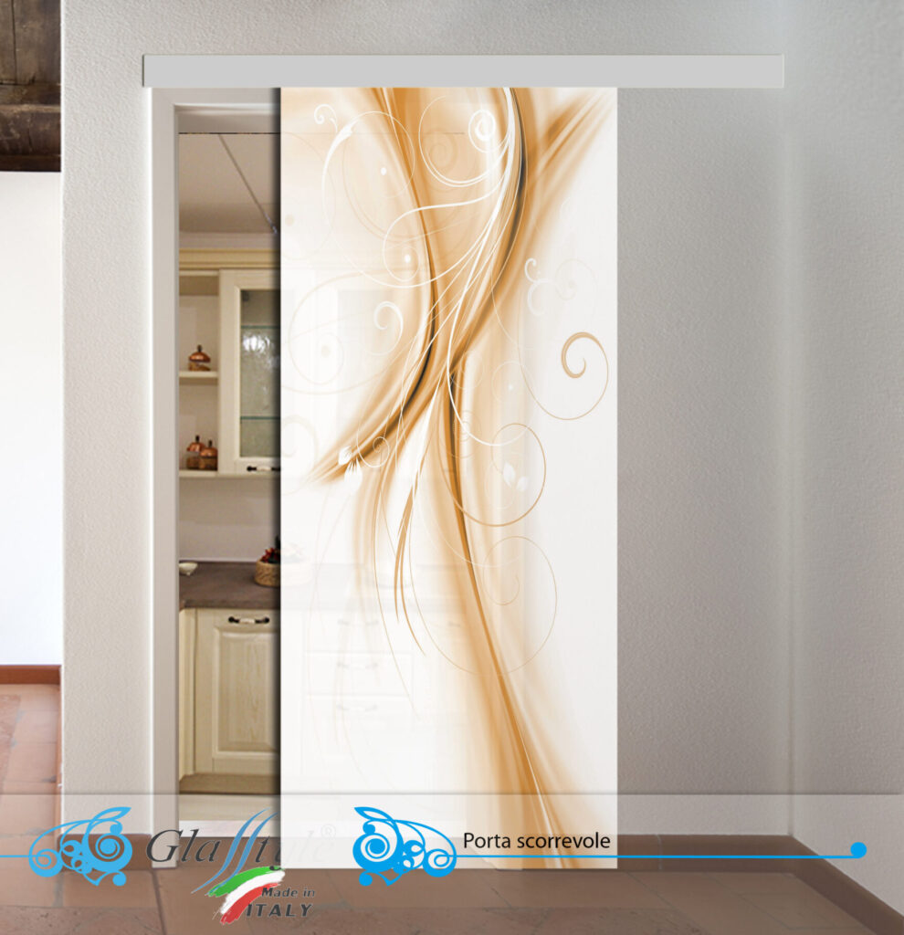 Porta scorrevole decorata con un'opera d'arte colorata in un ambiente interno.