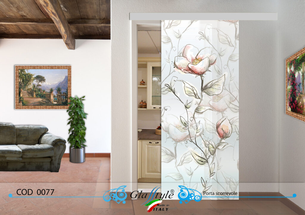 Porta scorrevole decorata con un'opera d'arte colorata in un ambiente interno.