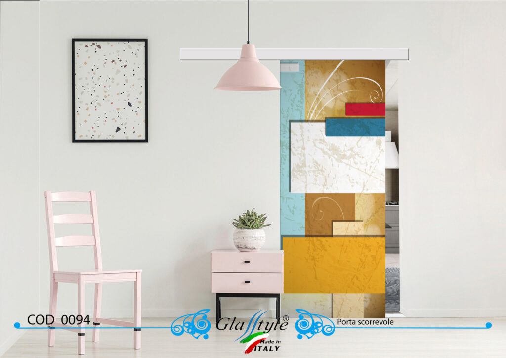 Porta scorrevole decorata con un'opera d'arte colorata in un ambiente interno.