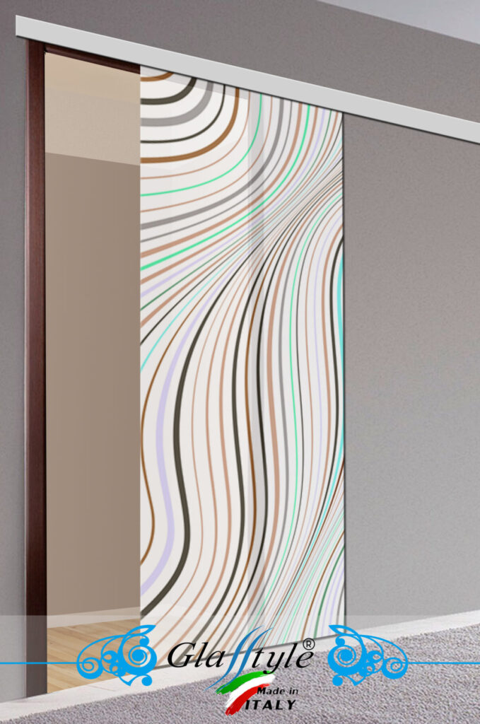 Porta scorrevole in vetro decorata con un'opera d'arte colorata in un ambiente interno.