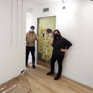 persone vicino ad una porta scorrevole interno muro scrigno eclisse colorata di design 