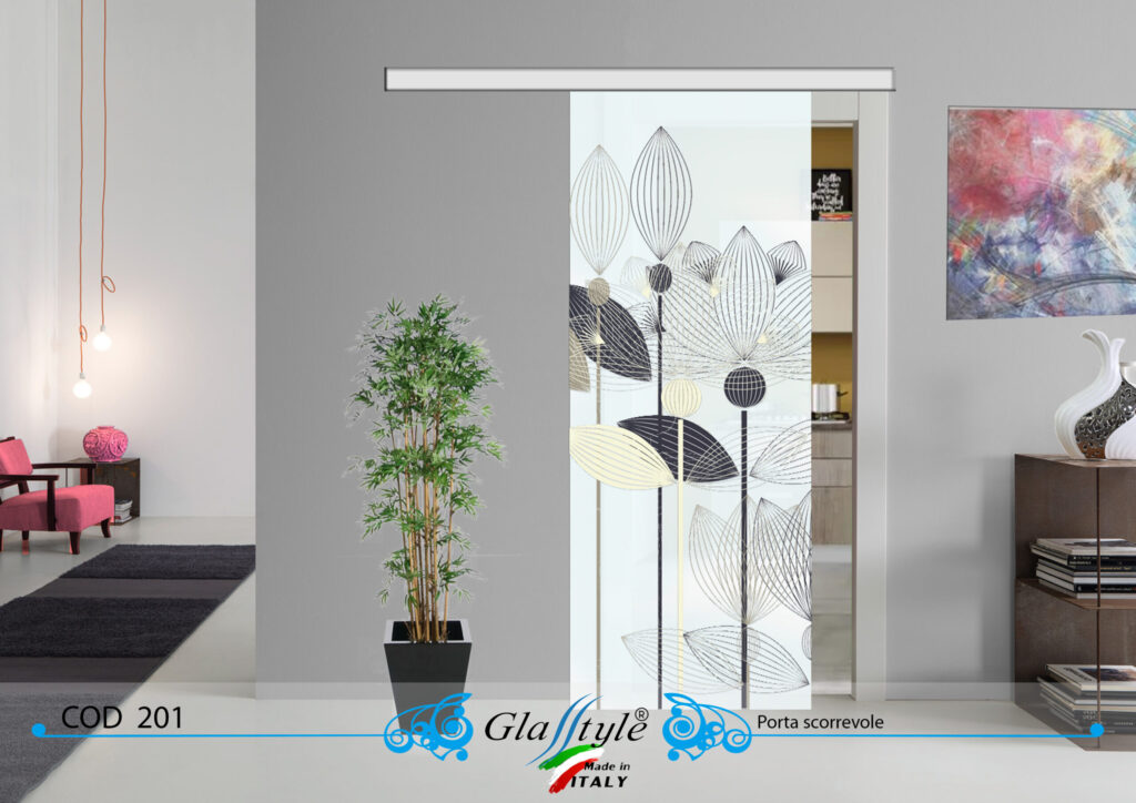 Porta scorrevole decorata con un'opera d'arte colorata in un ambiente interno.