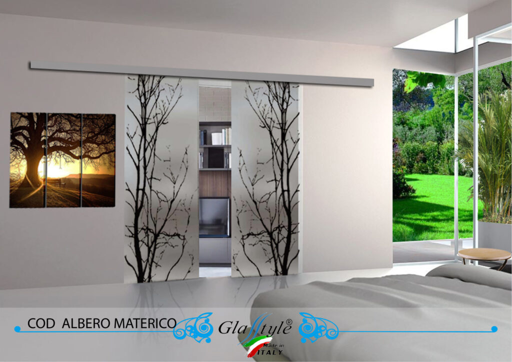 Porta scorrevole decorata con un'opera d'arte colorata in un ambiente interno. Porta a vetro