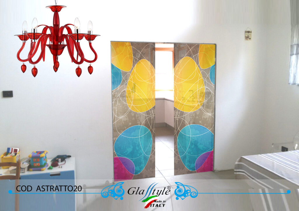 Porta scorrevole decorata con un'opera d'arte colorata in un ambiente interno. Porta in vetro scorrevole interno muro astratto 20