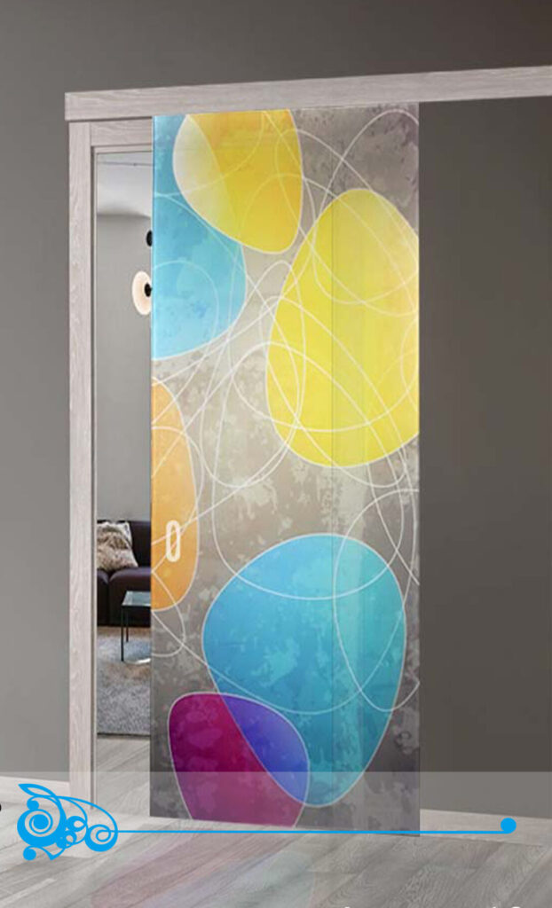 Porta scorrevole decorata con un'opera d'arte colorata in un ambiente interno. Astratto 10 porta a vetro scorrevole