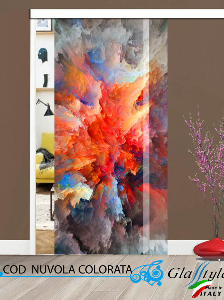 Porta scorrevole decorata con un'opera d'arte colorata in un ambiente interno.