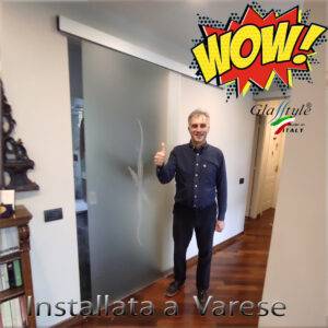 Porta in vetro stratificato con un elegante design interno di fiori rossi, ideale per aggiungere un tocco di stile a qualsiasi ambiente.